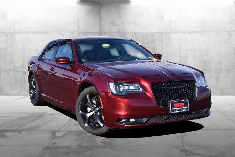 Chrysler 300 Vehicle Image 02