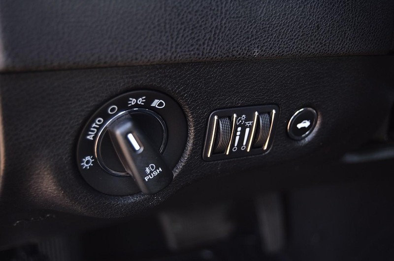 Chrysler 300 Vehicle Image 12