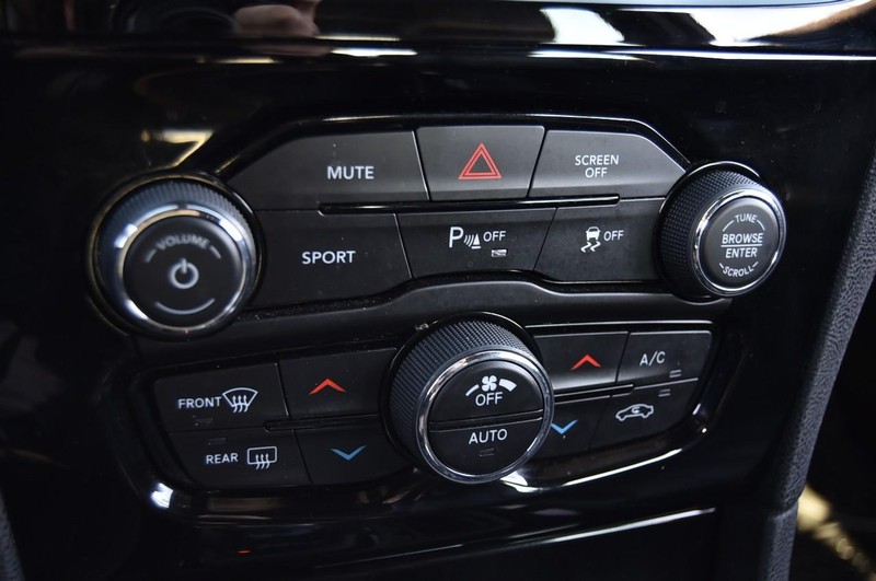 Chrysler 300 Vehicle Image 16