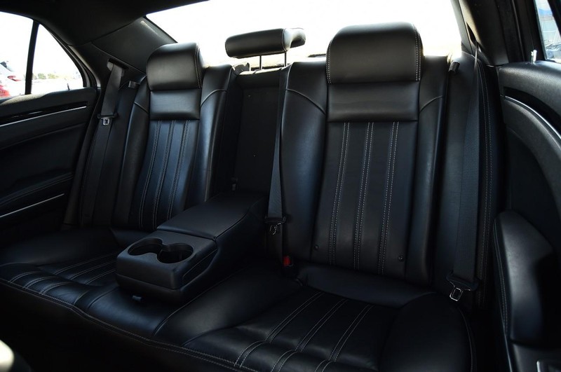 Chrysler 300 Vehicle Image 21