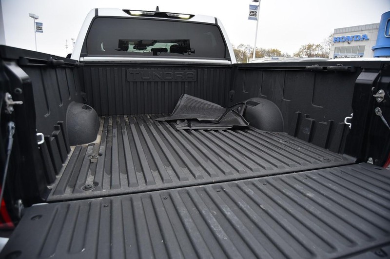 Toyota Tundra 4WD Vehicle Full-screen Gallery Image 7