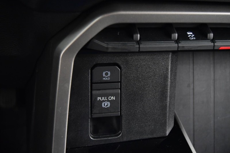 Toyota Tundra 4WD Vehicle Full-screen Gallery Image 15