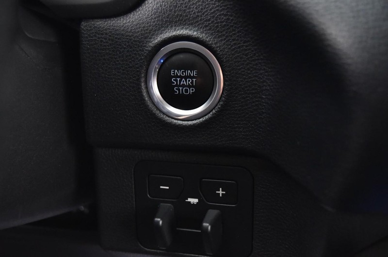 Toyota Tundra 4WD Vehicle Full-screen Gallery Image 17