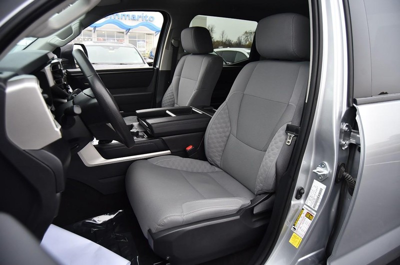 Toyota Tundra 4WD Vehicle Full-screen Gallery Image 19