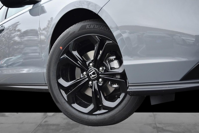 Honda Accord Sedan Vehicle Full-screen Gallery Image 3