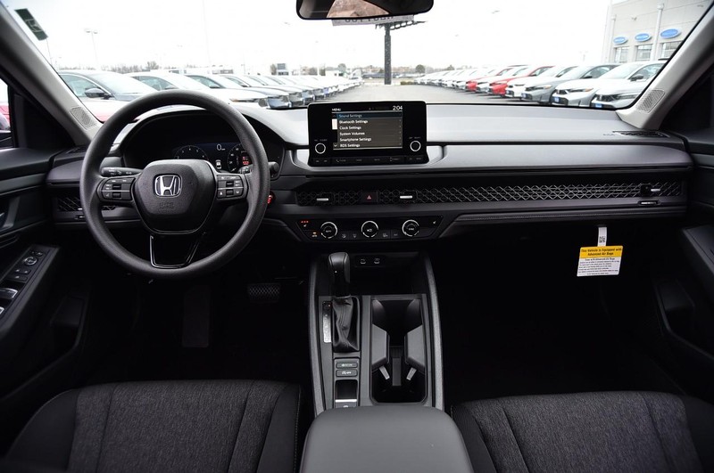 Honda Accord Sedan Vehicle Full-screen Gallery Image 7