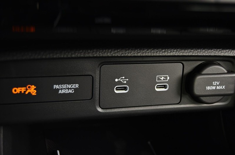 Honda Civic Sedan Hybrid Vehicle Full-screen Gallery Image 17