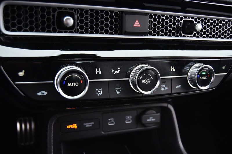 Honda Civic Sedan Hybrid Vehicle Full-screen Gallery Image 16