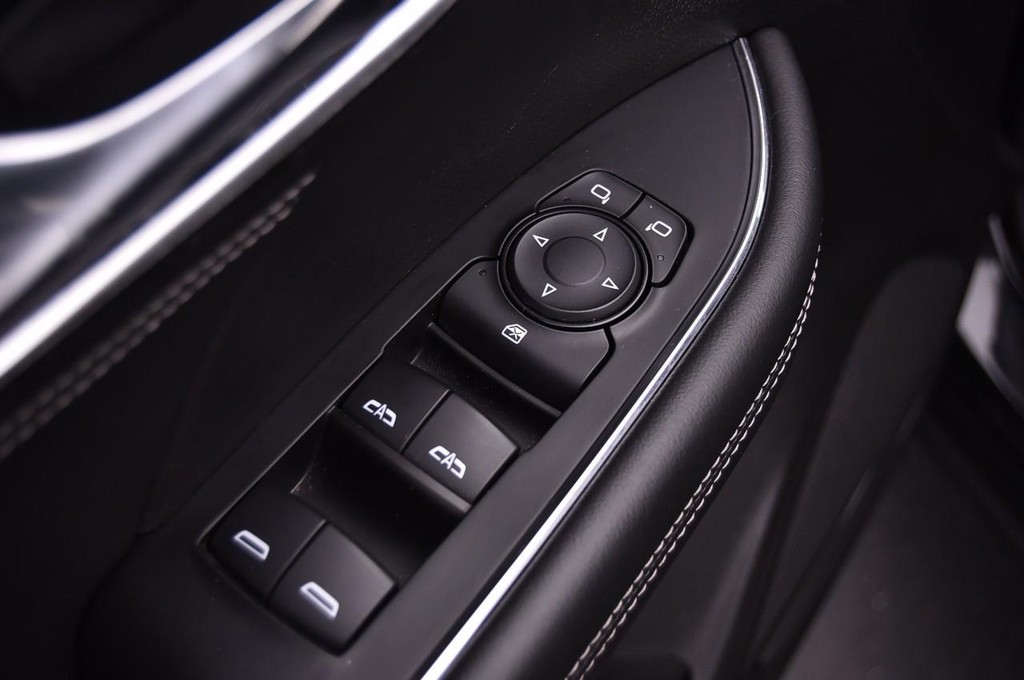 Buick Envision Vehicle Full-screen Gallery Image 08