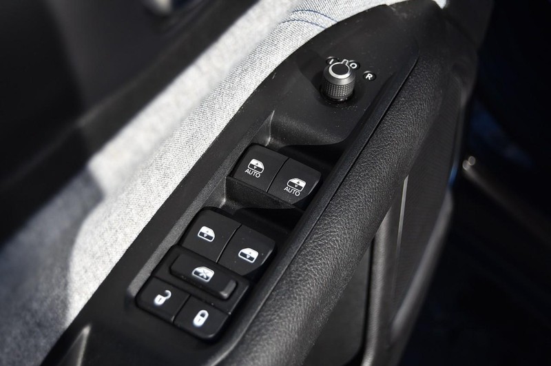 Jeep Compass Vehicle Full-screen Gallery Image 8