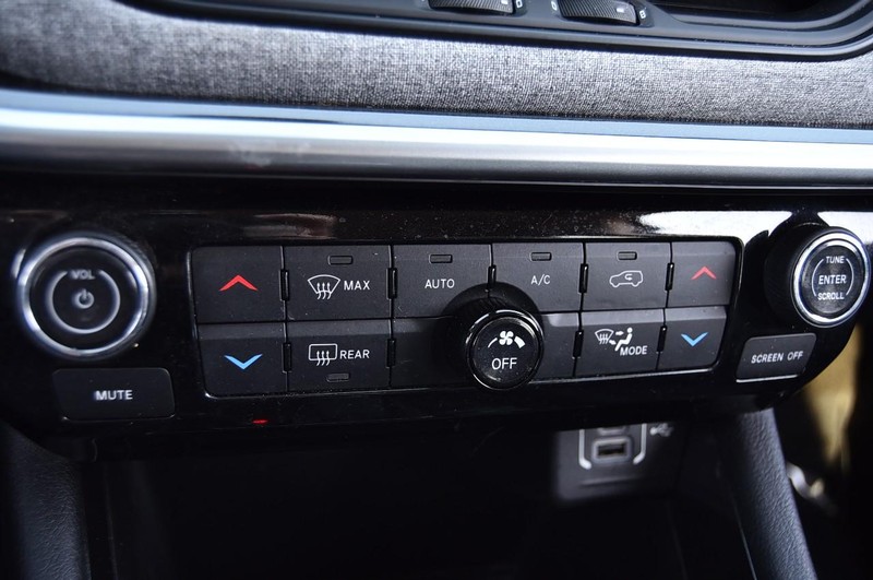 Jeep Compass Vehicle Full-screen Gallery Image 16