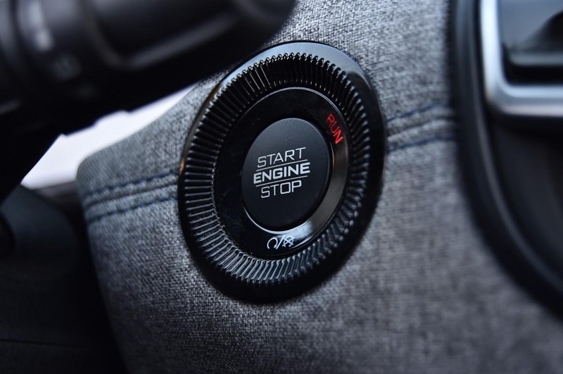 Jeep Compass Vehicle Full-screen Gallery Image 18