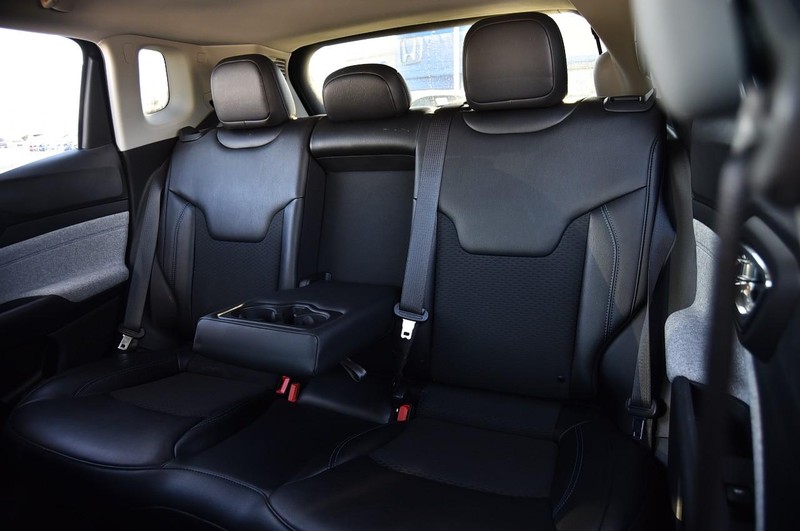 Jeep Compass Vehicle Full-screen Gallery Image 22