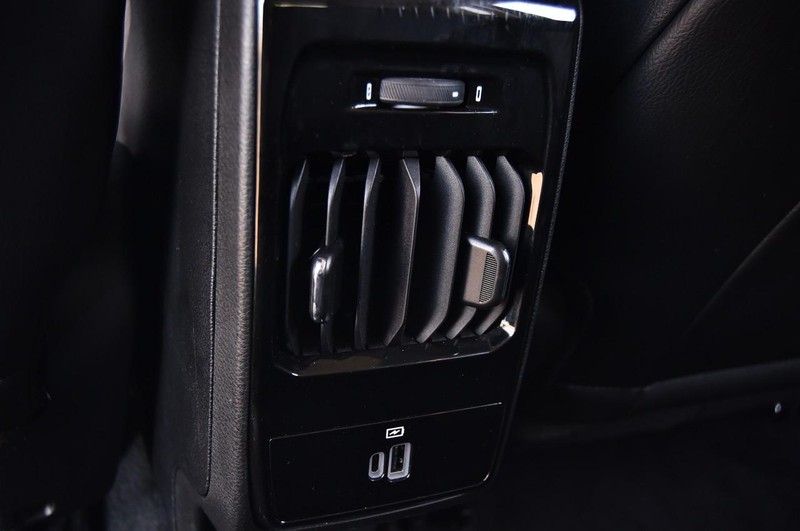 Jeep Compass Vehicle Full-screen Gallery Image 23