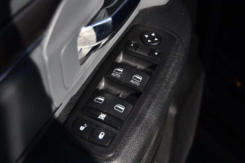 Ram 1500 Classic Vehicle Full-screen Gallery Image 9