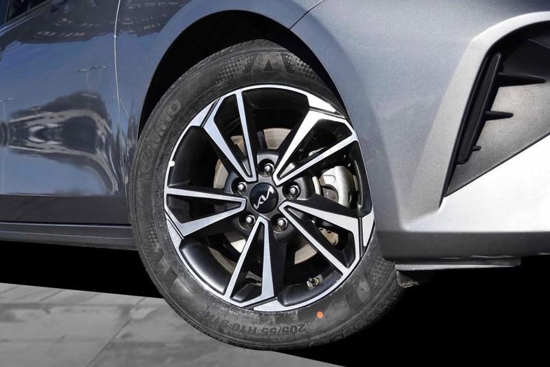 Kia Forte Vehicle Full-screen Gallery Image 3