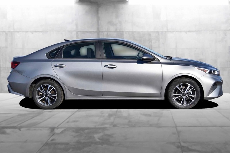 Kia Forte Vehicle Full-screen Gallery Image 5