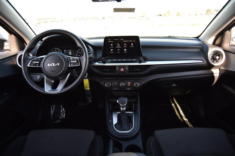 Kia Forte Vehicle Full-screen Gallery Image 7