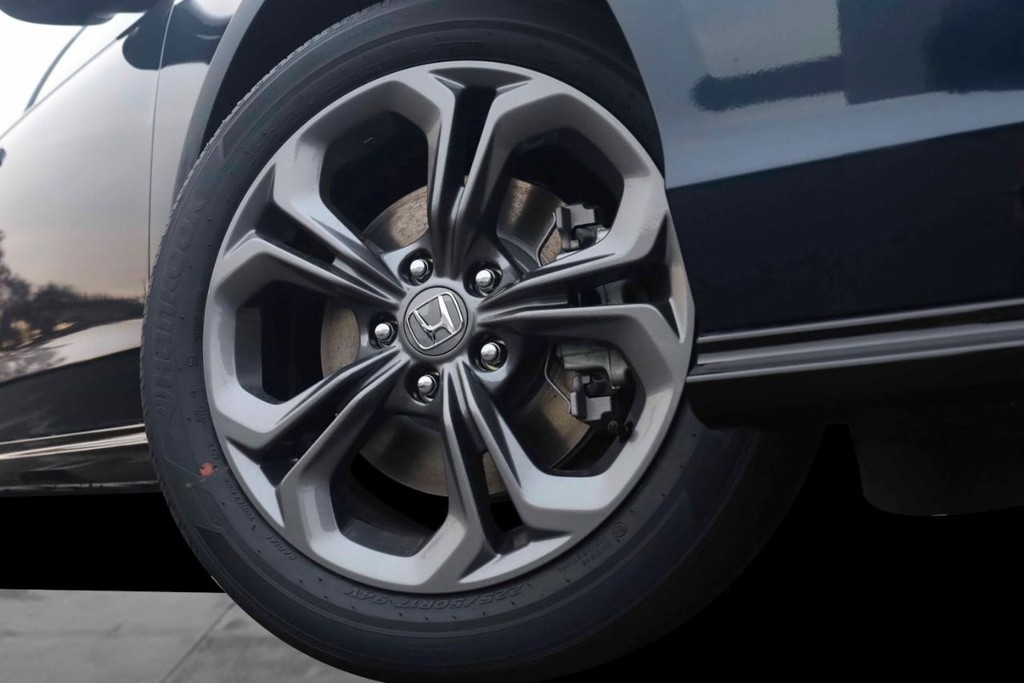 Honda Accord Hybrid Vehicle Full-screen Gallery Image 3