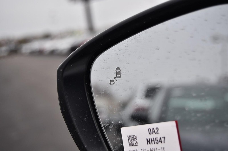 Honda Civic Hatchback Hybrid Vehicle Image 09