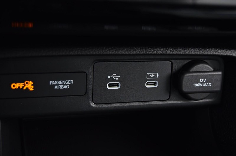 Honda Civic Hatchback Hybrid Vehicle Image 16