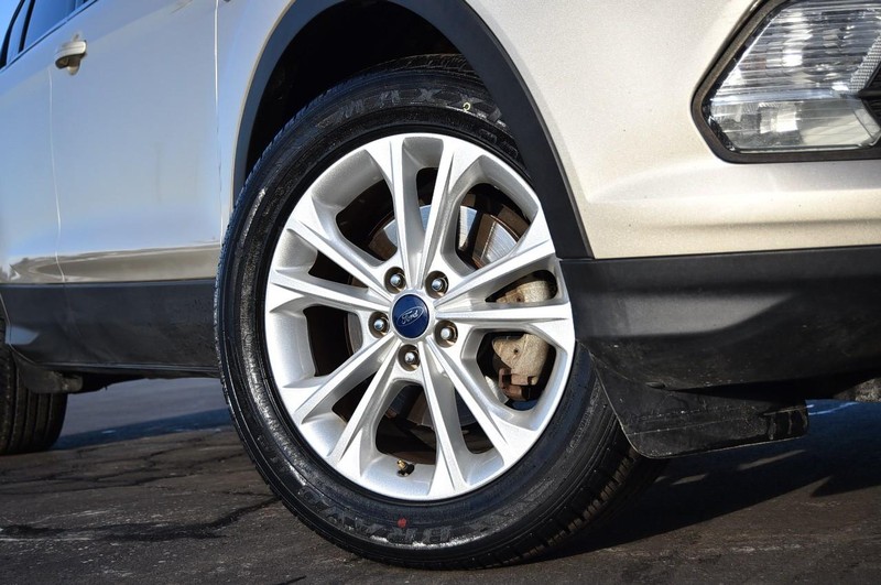 Ford Escape Vehicle Full-screen Gallery Image 3