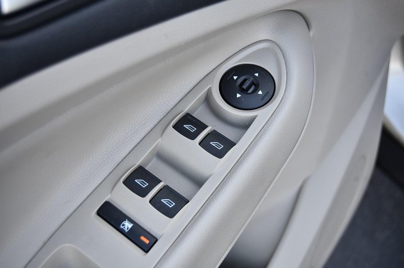 Ford Escape Vehicle Full-screen Gallery Image 8