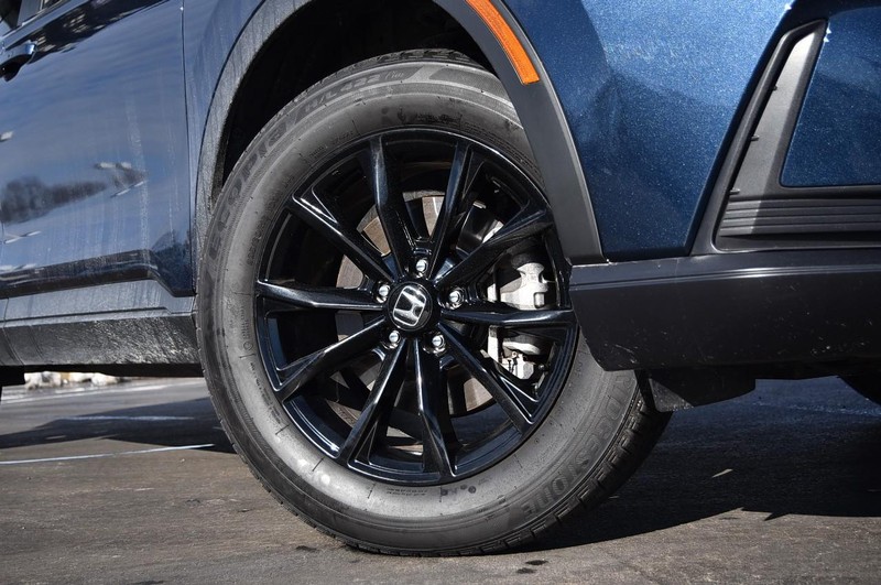 Honda CR-V Hybrid Vehicle Full-screen Gallery Image 3