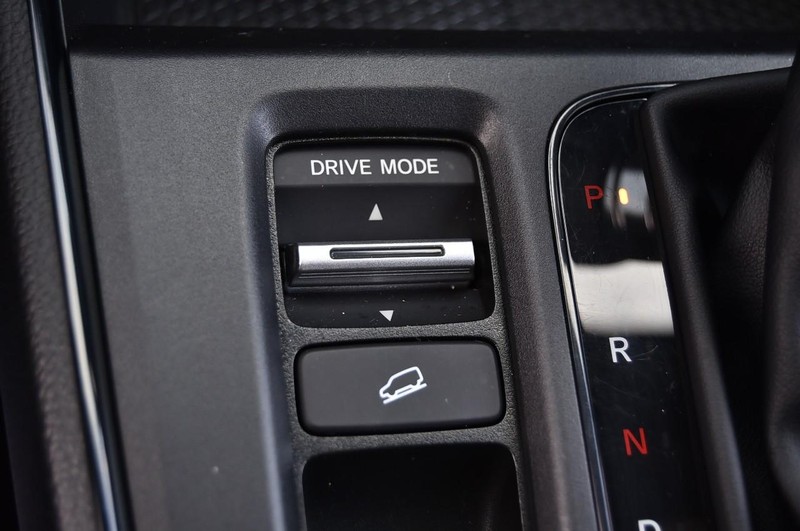 Honda CR-V Hybrid Vehicle Full-screen Gallery Image 16