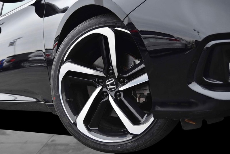 Honda Accord Sedan Vehicle Full-screen Gallery Image 03