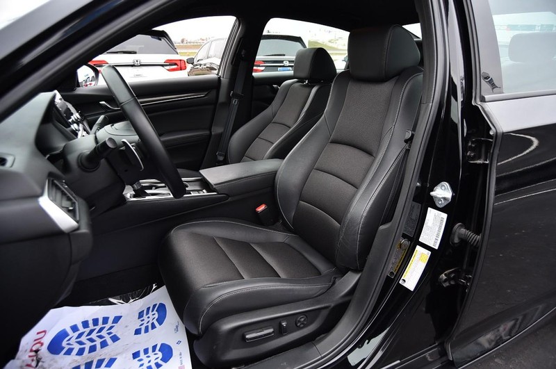 Honda Accord Sedan Vehicle Full-screen Gallery Image 20