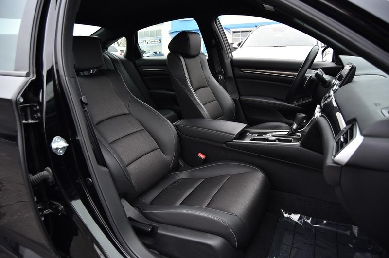Honda Accord Sedan Vehicle Full-screen Gallery Image 21