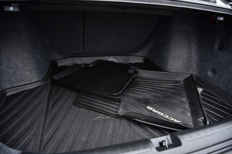 Honda Accord Sedan Vehicle Full-screen Gallery Image 24