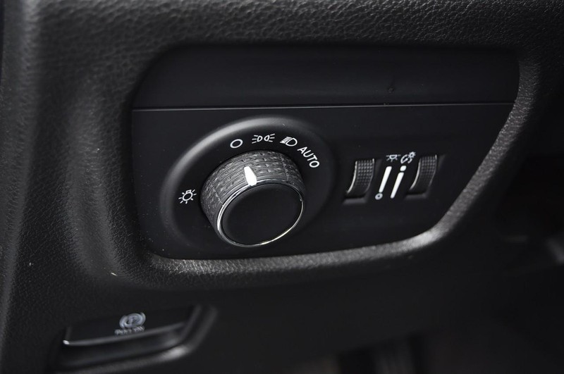 Jeep Grand Cherokee L Vehicle Image 11