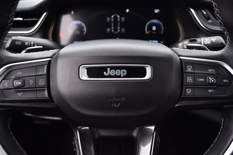 Jeep Grand Cherokee L Vehicle Image 18