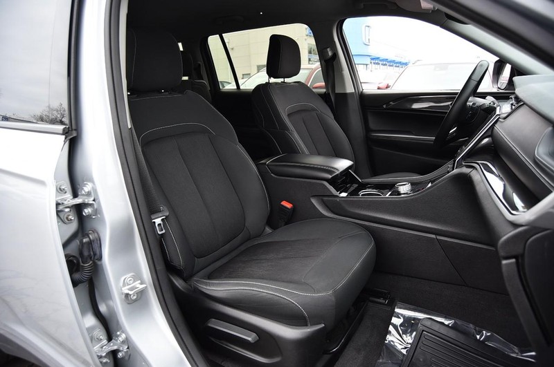 Jeep Grand Cherokee L Vehicle Image 20