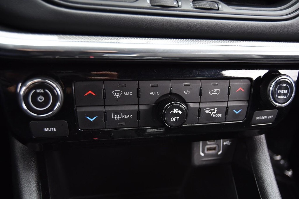 Jeep Compass Vehicle Image 16