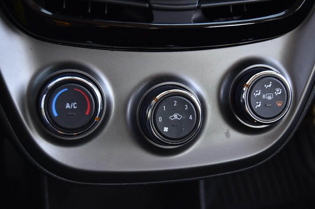 Chevrolet Spark Vehicle Full-screen Gallery Image 12