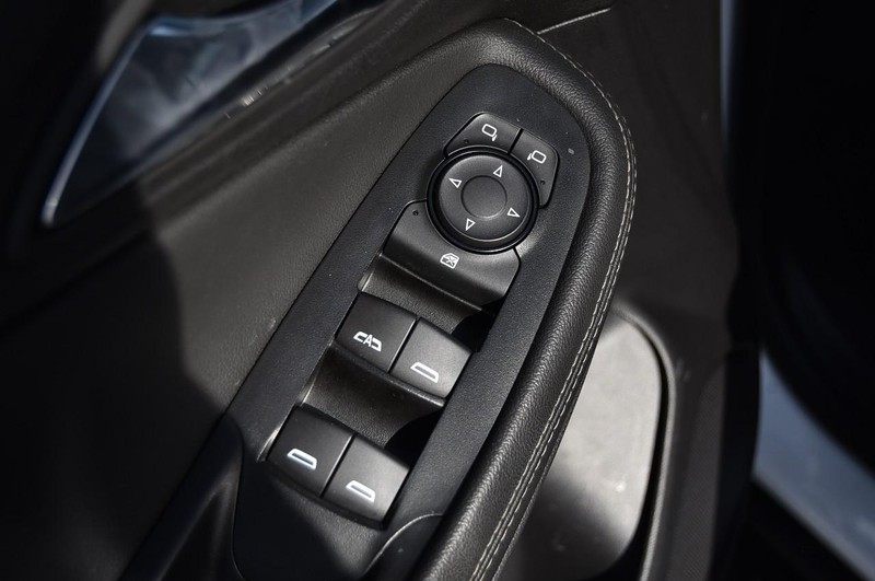 Buick Encore GX Vehicle Full-screen Gallery Image 08