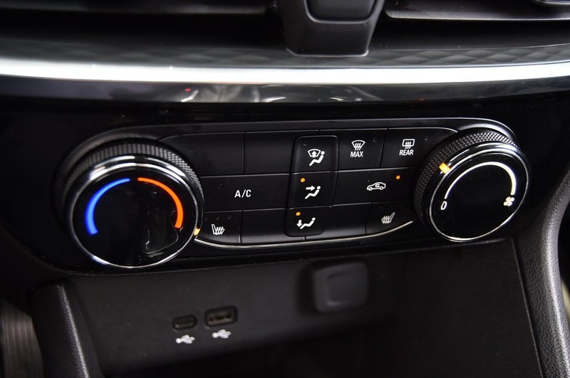 Buick Encore GX Vehicle Full-screen Gallery Image 14