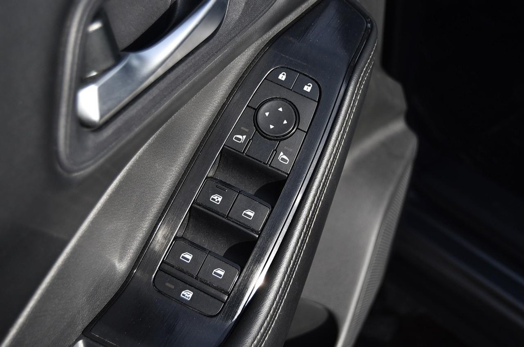 Nissan Rogue Vehicle Image 08