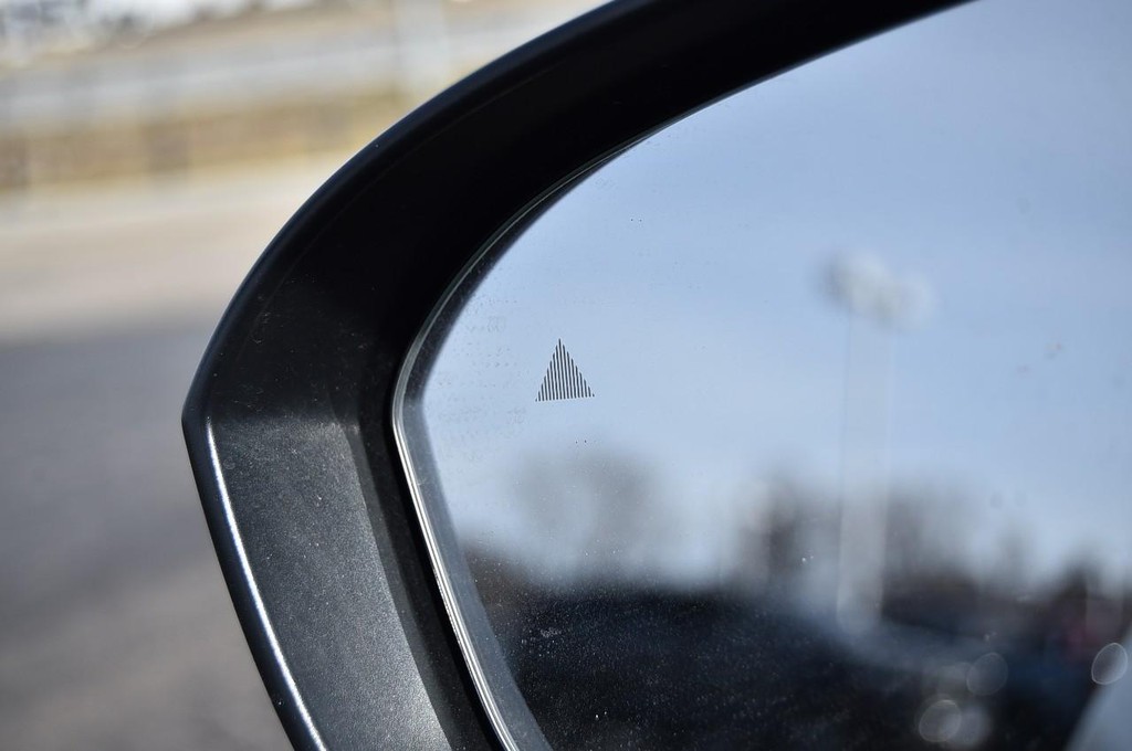 Nissan Rogue Vehicle Image 09