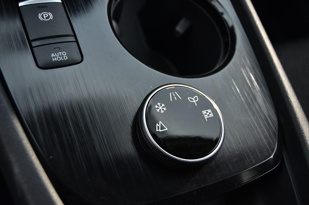 Nissan Rogue Vehicle Image 16