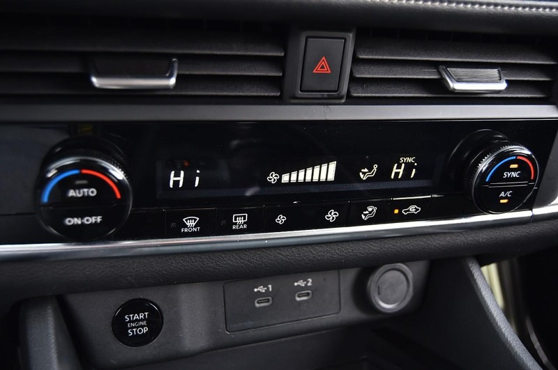 Nissan Rogue Vehicle Image 14