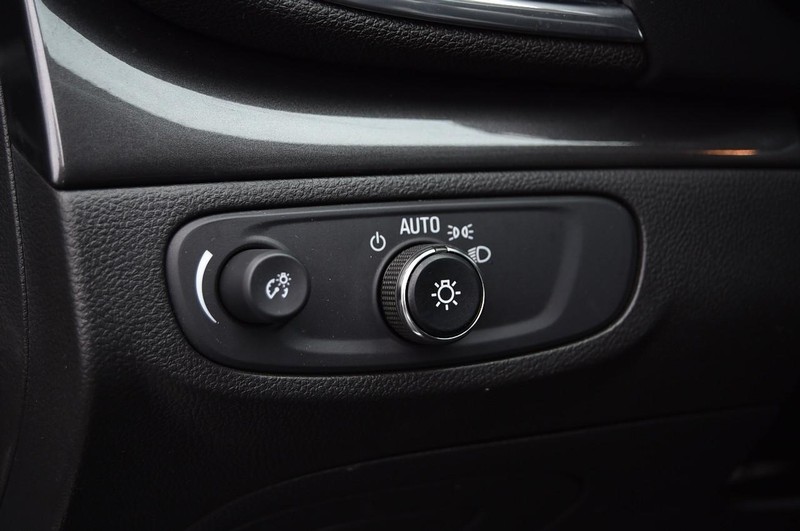 Buick Encore Vehicle Full-screen Gallery Image 09