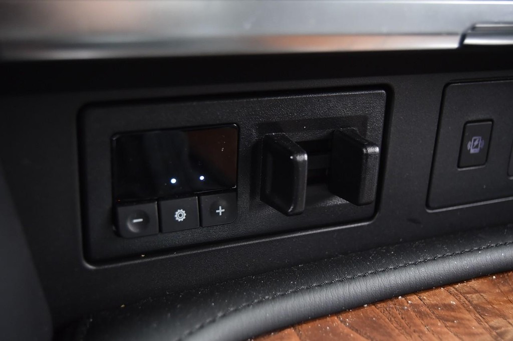 Nissan Armada Vehicle Image 19