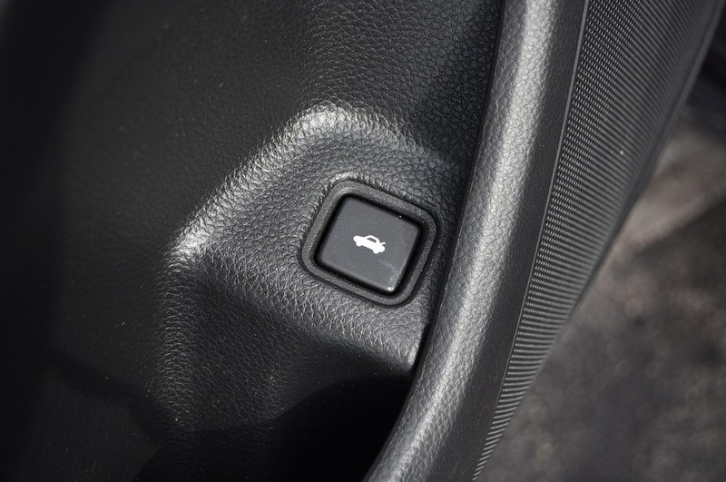 Honda Accord Sedan Vehicle Full-screen Gallery Image 09