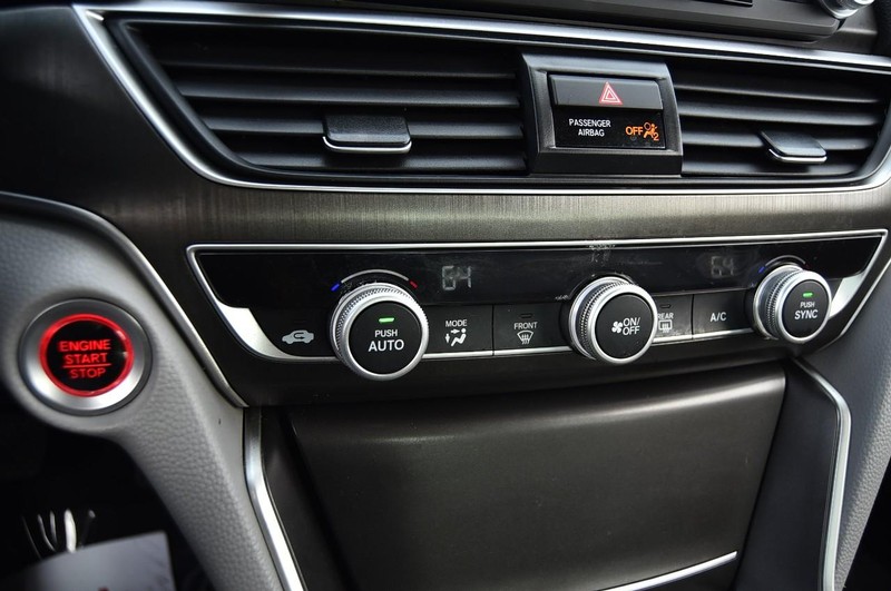 Honda Accord Sedan Vehicle Full-screen Gallery Image 16