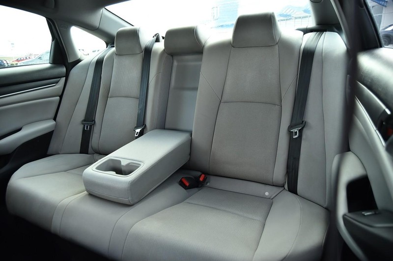 Honda Accord Sedan Vehicle Full-screen Gallery Image 23