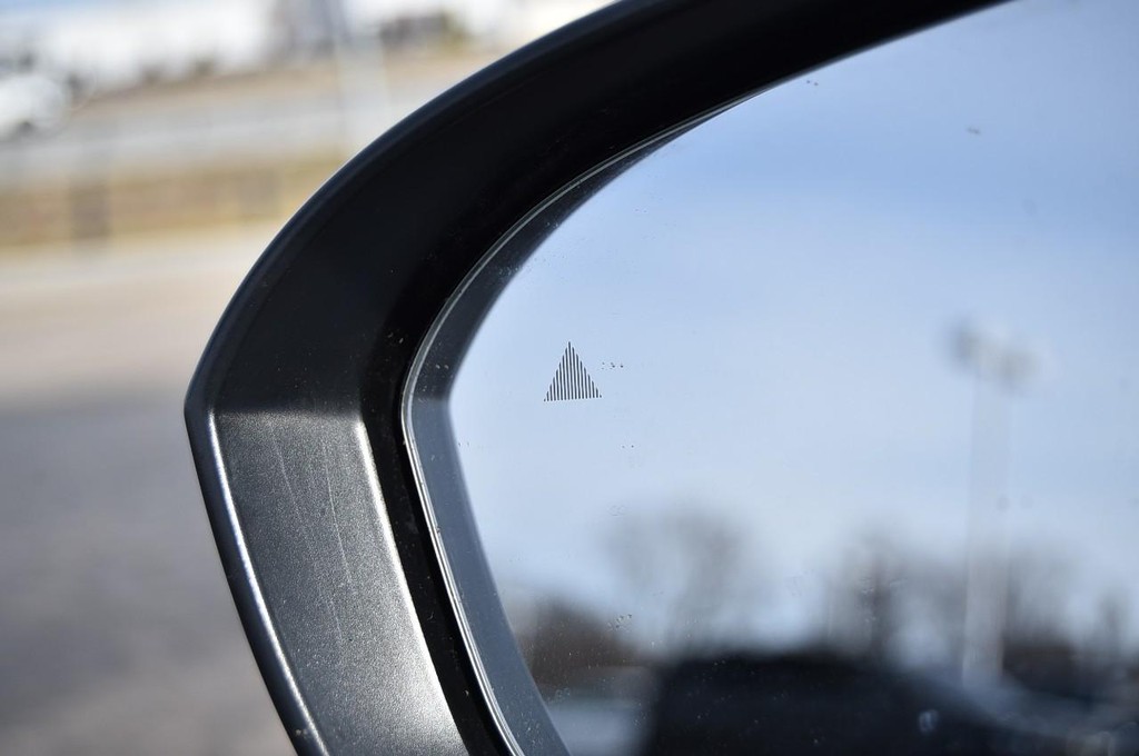 Nissan Rogue Vehicle Image 09